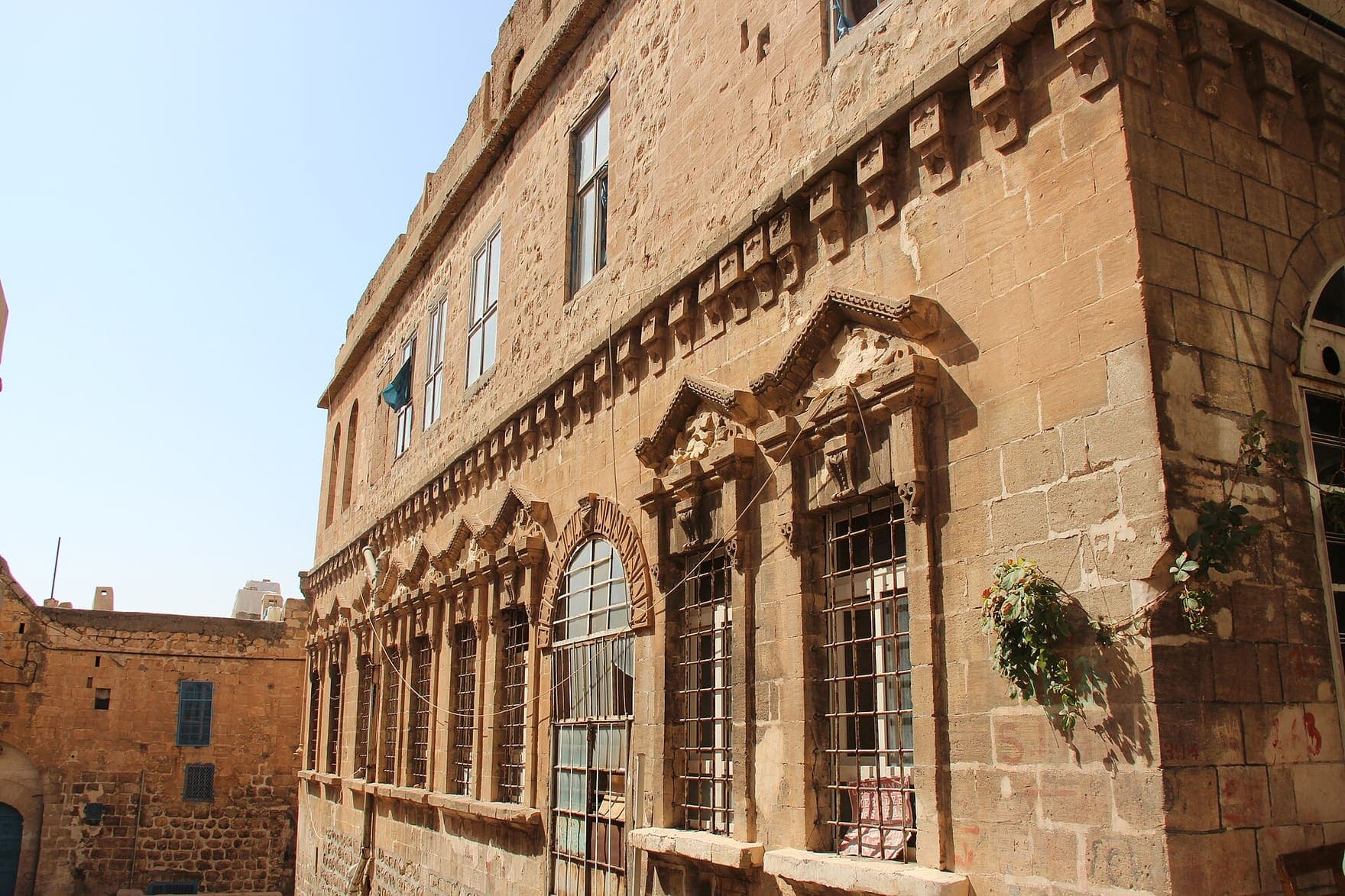 Mardin'de tarihî bir taş yapının cephesi